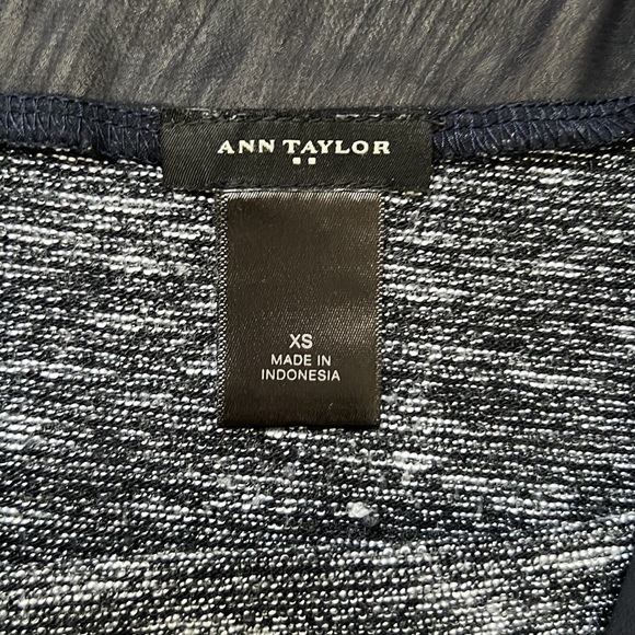ANN TAYLOR NAVY TOP - Picture 2 of 2